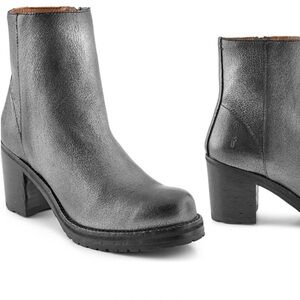 NWOT Frye
Karen Inside Zip Short